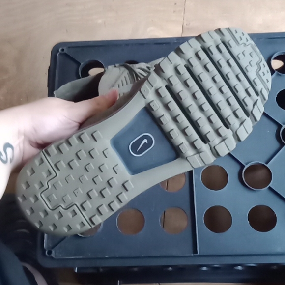 Men's size 9 1/2 Green Nike air tennis shoes - Picture 3 of 3